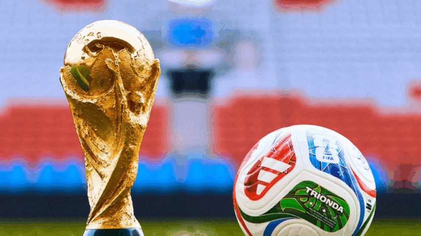 Troféu do Mundial 2026 e bola oficial Trionda num relvado